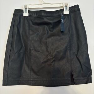 NWT Abercrombie & Fitch black leather skirt, small
Flexible!